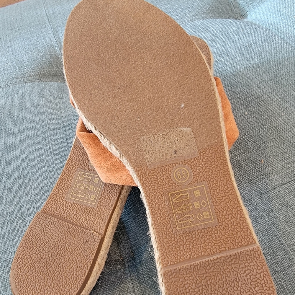 Brand new Vici peach suede sandals 6.5 - Picture 3 of 3